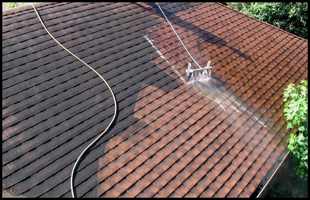 Mycie dachu krok po kroku – jak zrobić to samodzielnie?