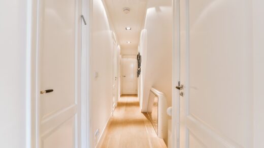 wąski przedpokój w stylu nowoczesnym