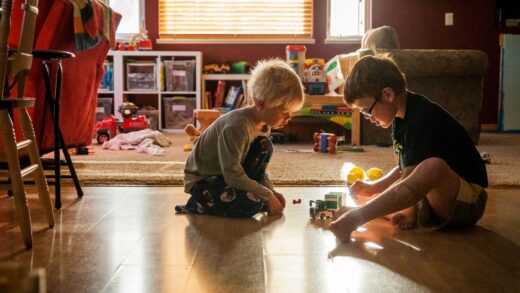 Dzieci bawiące się w pokoju klockami