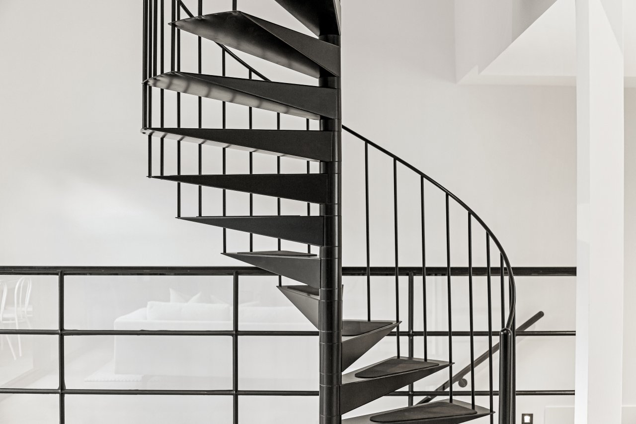 Balustrady metalowe do schodów spiralnych