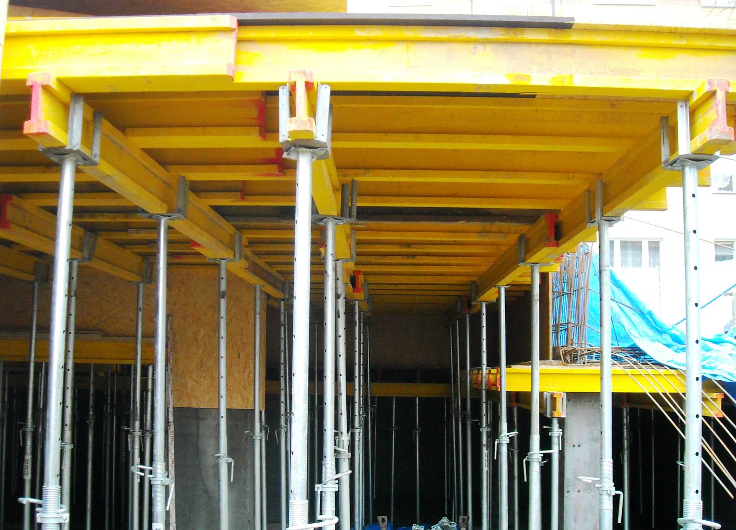 Jak zachować bezpieczeństwo pracy przy budowie?