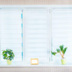 Plisowane rolety i żaluzje - porównanie, montaż, zalety i wady