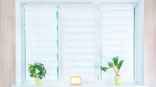 Plisowane rolety i żaluzje - porównanie, montaż, zalety i wady