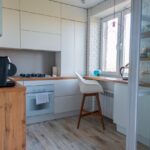 Mała kuchnia. Jak rozplanować szafki, blaty i sprzęt AGD?